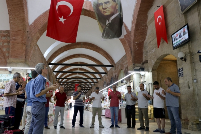 Selimiye Arastası her sabah esnafın bereket duasıyla açılıyor